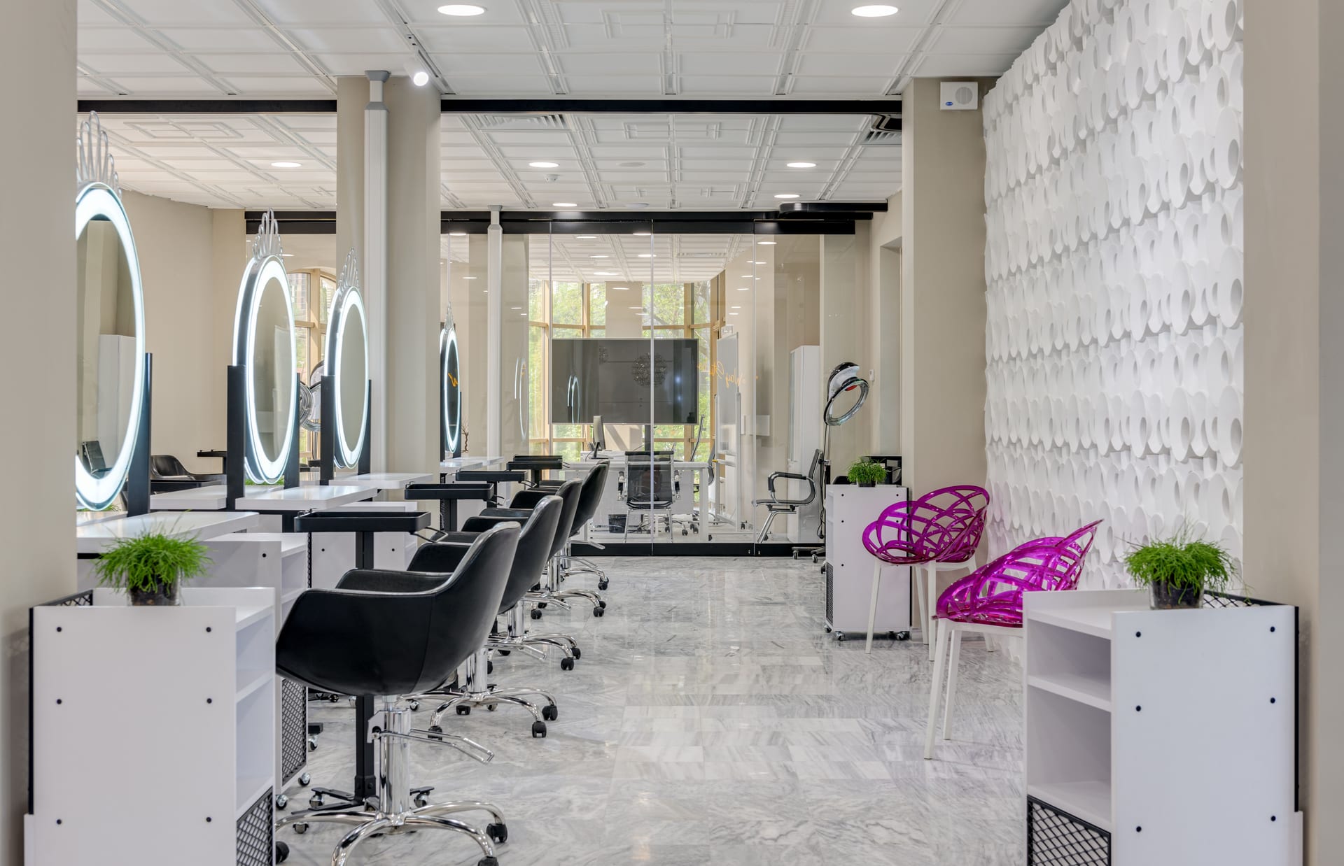 Interior del salón Estudio Malva, sillones y espejos iluminados