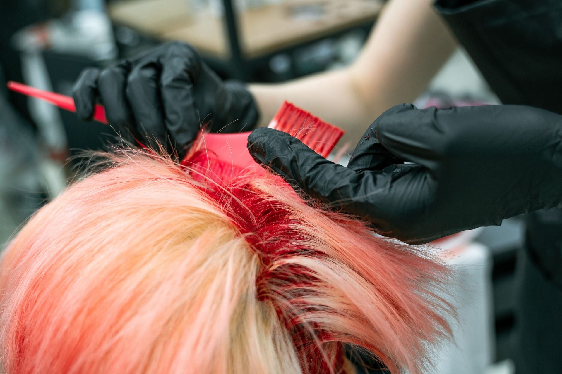 Aplicación de color en un salón de peluquería