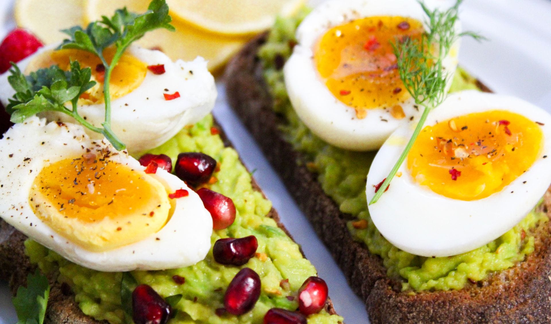 Tostadas con palta, huevo y granada