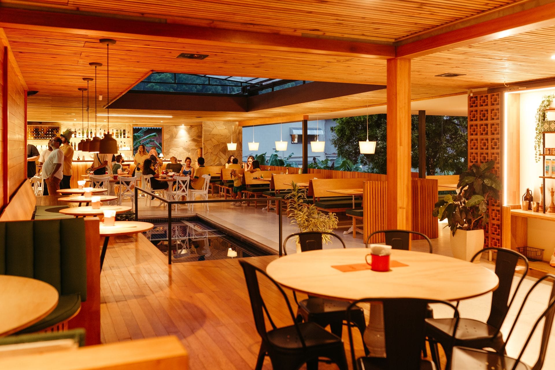 Comedor cálido de Casa Nogal, con vigas de madera y luz tibia