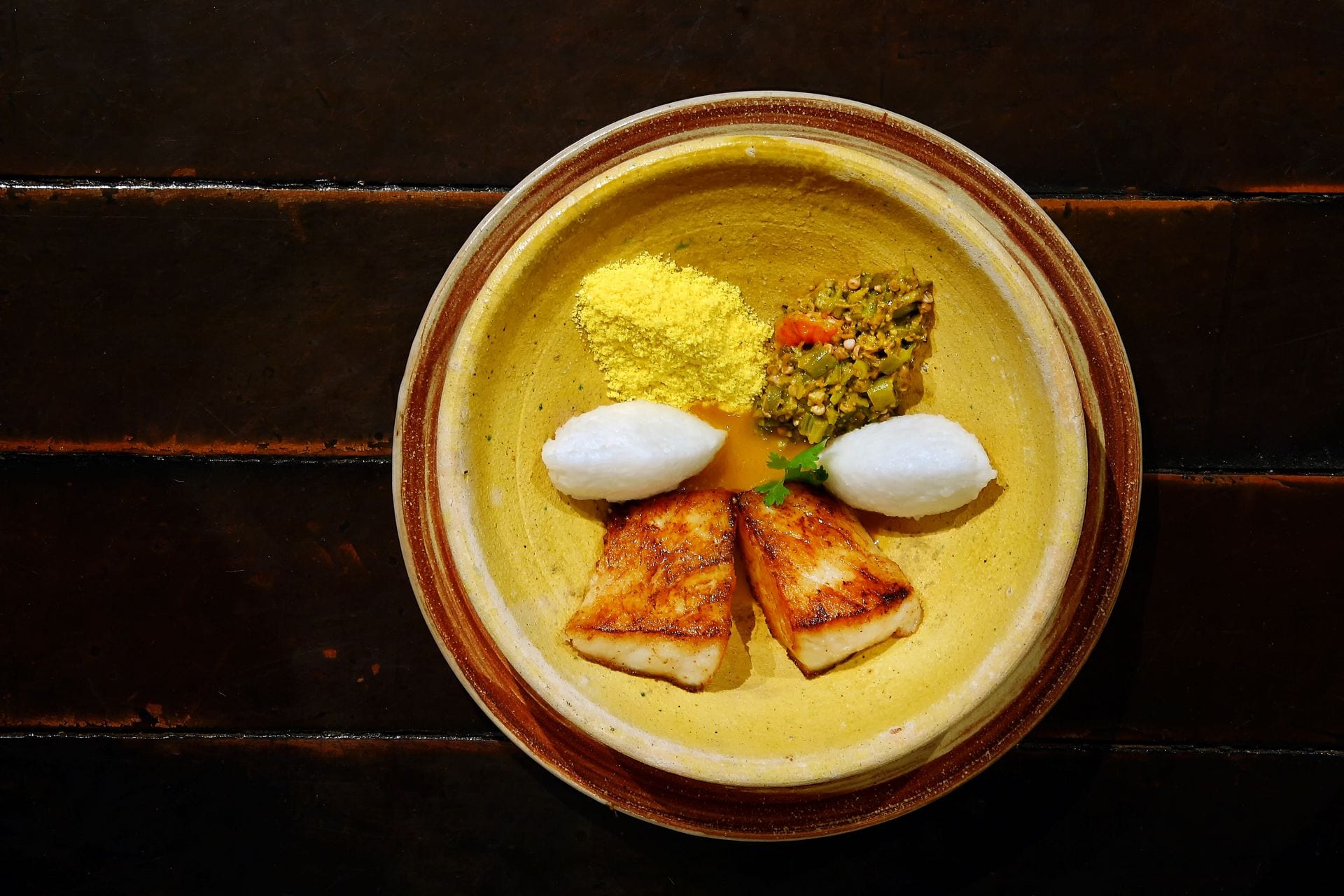 Pescado a la plancha con puré y vegetales, vista superior