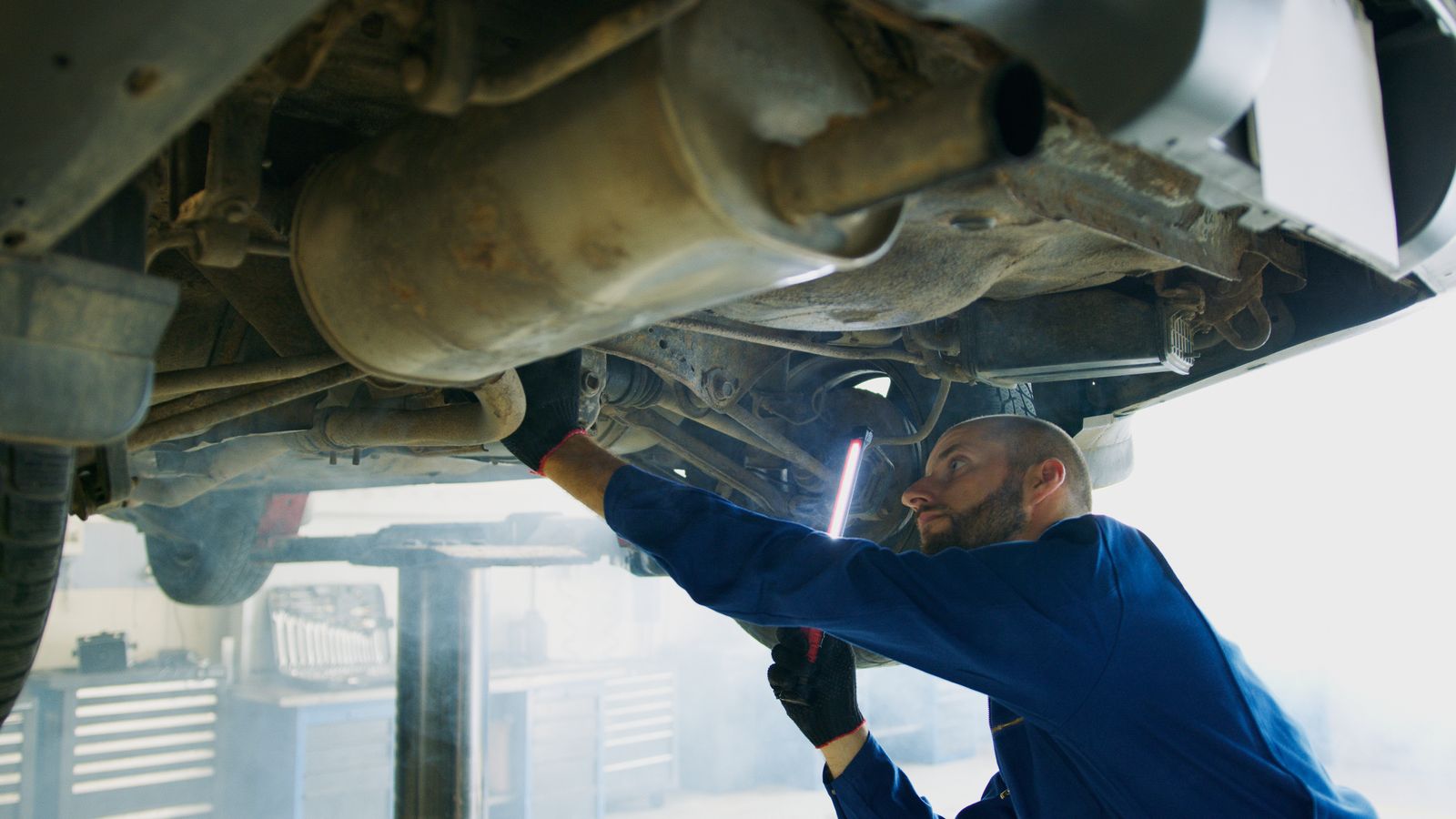 Revisión de suspensión desde la parte baja del auto