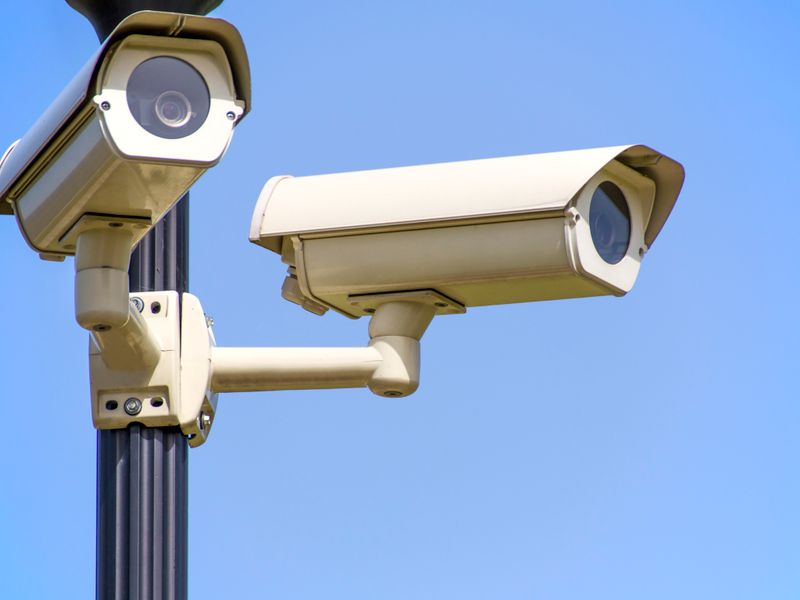 Cámaras de videovigilancia exterior instaladas en poste